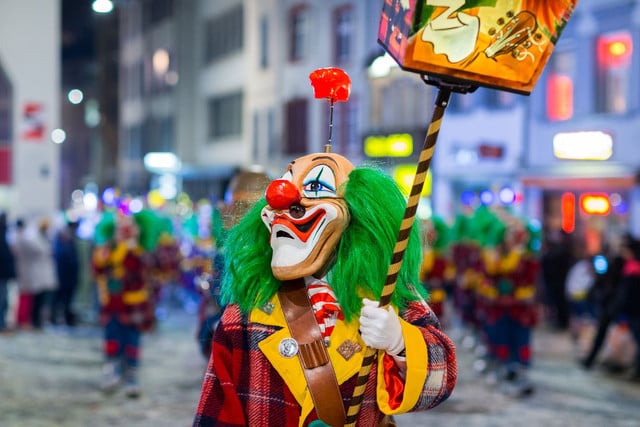 Die Basler Fasnacht beginnt am Montag nach Aschermittwoch um Punkt 4 Uhr morgens und dauert drei Tage. Ein einzigartiges Erlebnis.
  ///  
Basel Carnival (Fasnacht) starts at 4 a.m. in the morning on the Monday after Ash Wednesday, and lasts for three days. An unforgettable experience.