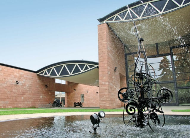 Das Museum Tinguely wurde vom Tessiner Architekten Mario Botta errichtet und zeigt in exzellenter Lage direkt am Rhein die grösste Werksammlung von Jean Tinguely (1925 - 1991).
  ///  
Museum Tinguely on the Rhine was designed by the Ticino architect Mario Botta and houses the largest collection of works by Jean Tinguely (1925-1991).