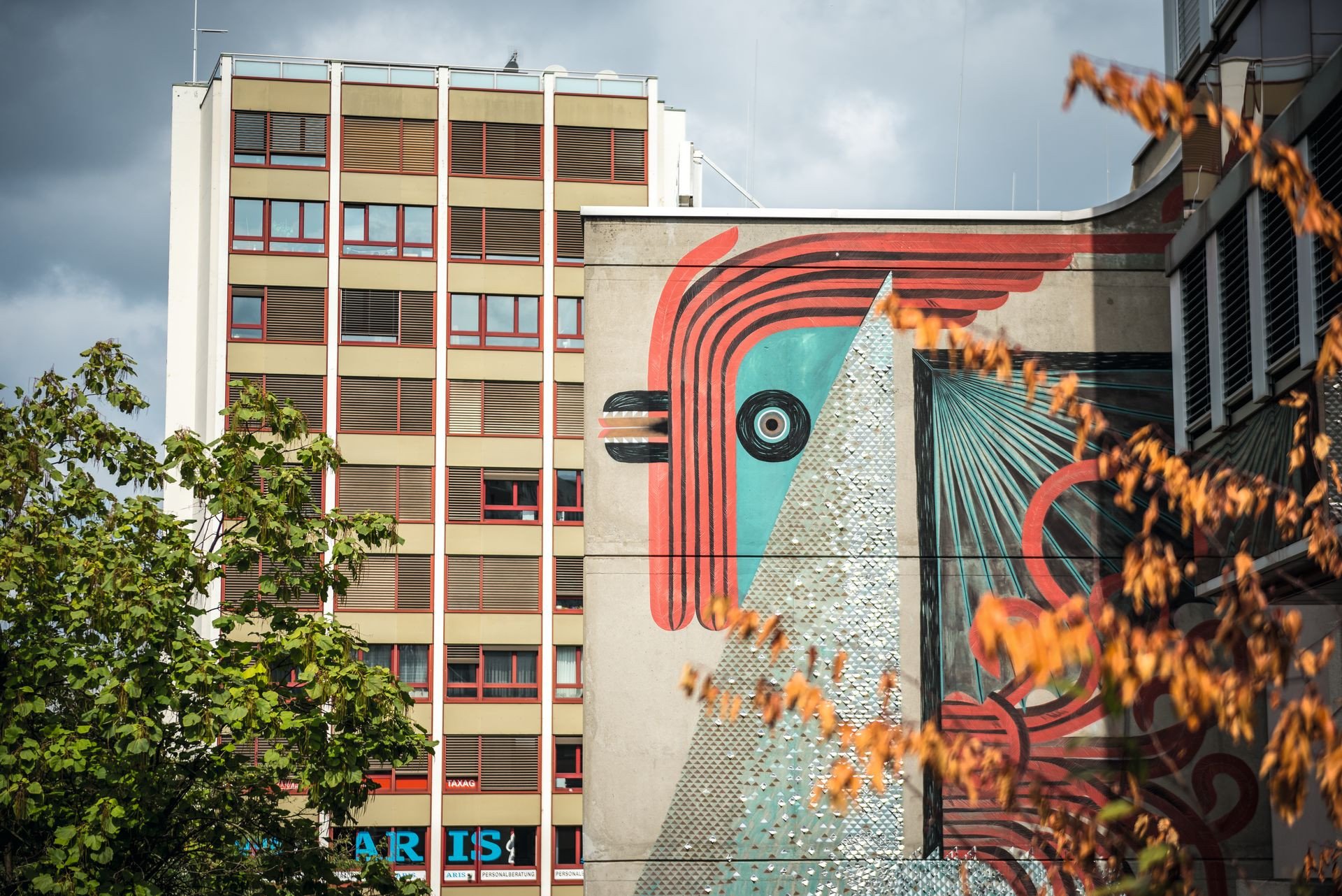 L’artiste suisse de graffiti et de street art Tika s’est fait un nom à l’international avec des peintures de grandes dimensions. Ici, à Heuwaage, elle a peint un immense coq aux couleurs éclatantes, ou plus exactement un basilic, l’animal héraldique qui figure sur le blason de Bâle.