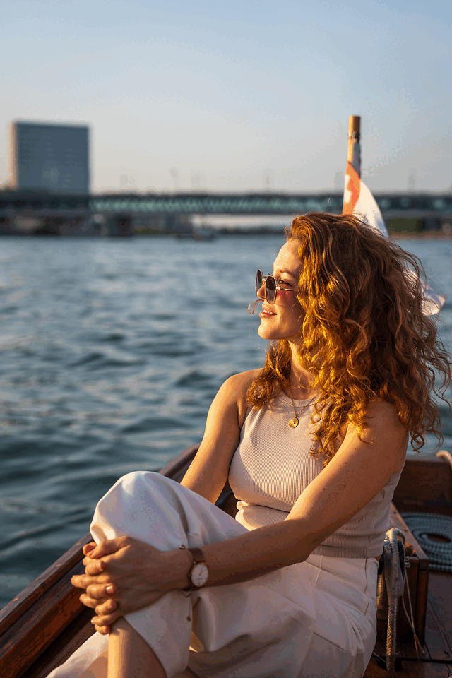 Zwei Junge Frauen geniessen die Feierabendfahrt auf dem Rheintaxi in Basel.