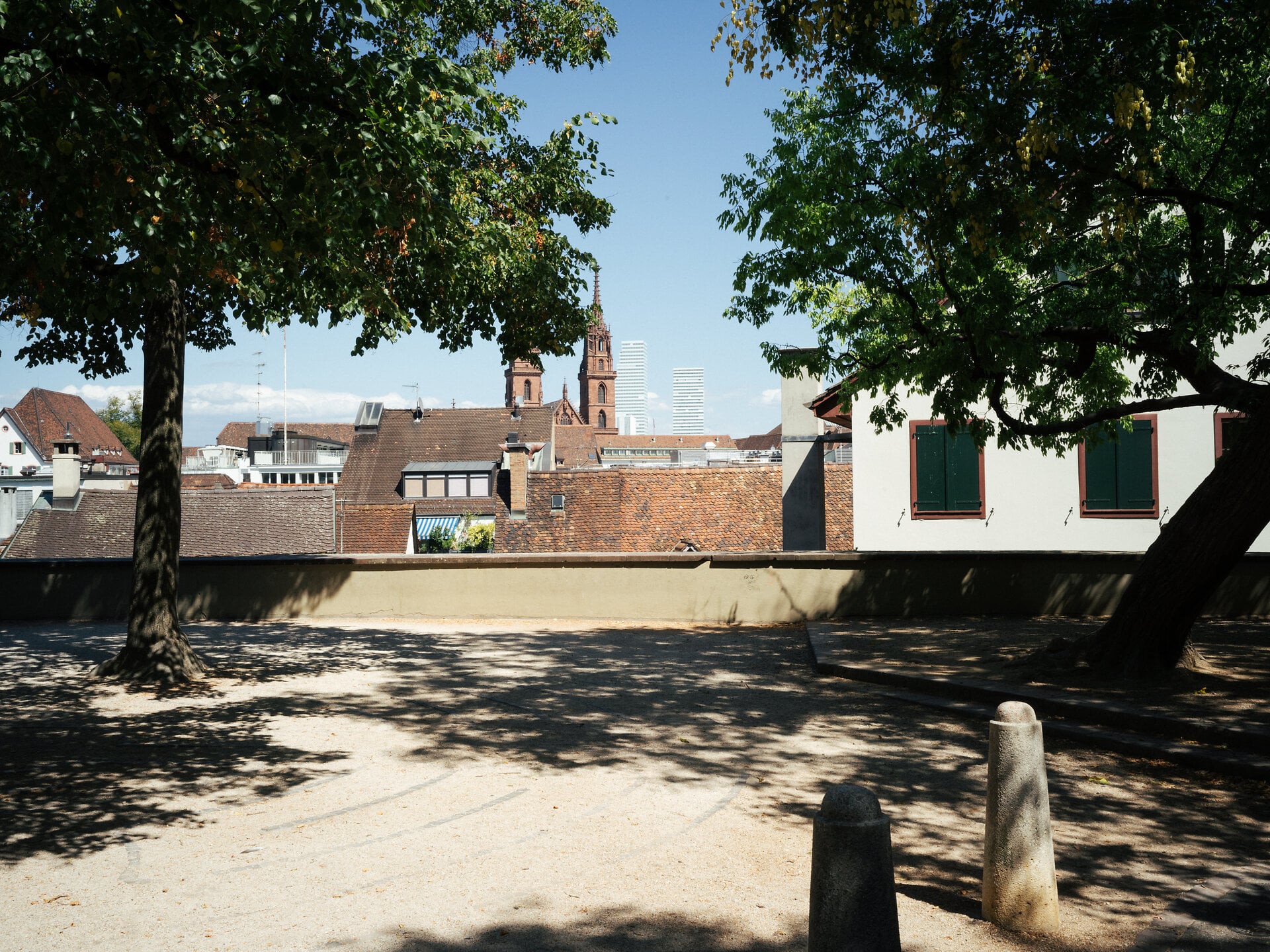 Vom Labyrinthplatz aus ergibt sich ein wunderbarer Blick auf das Basler Münster. © Basel Tourismus, Oz Jacob Tabib