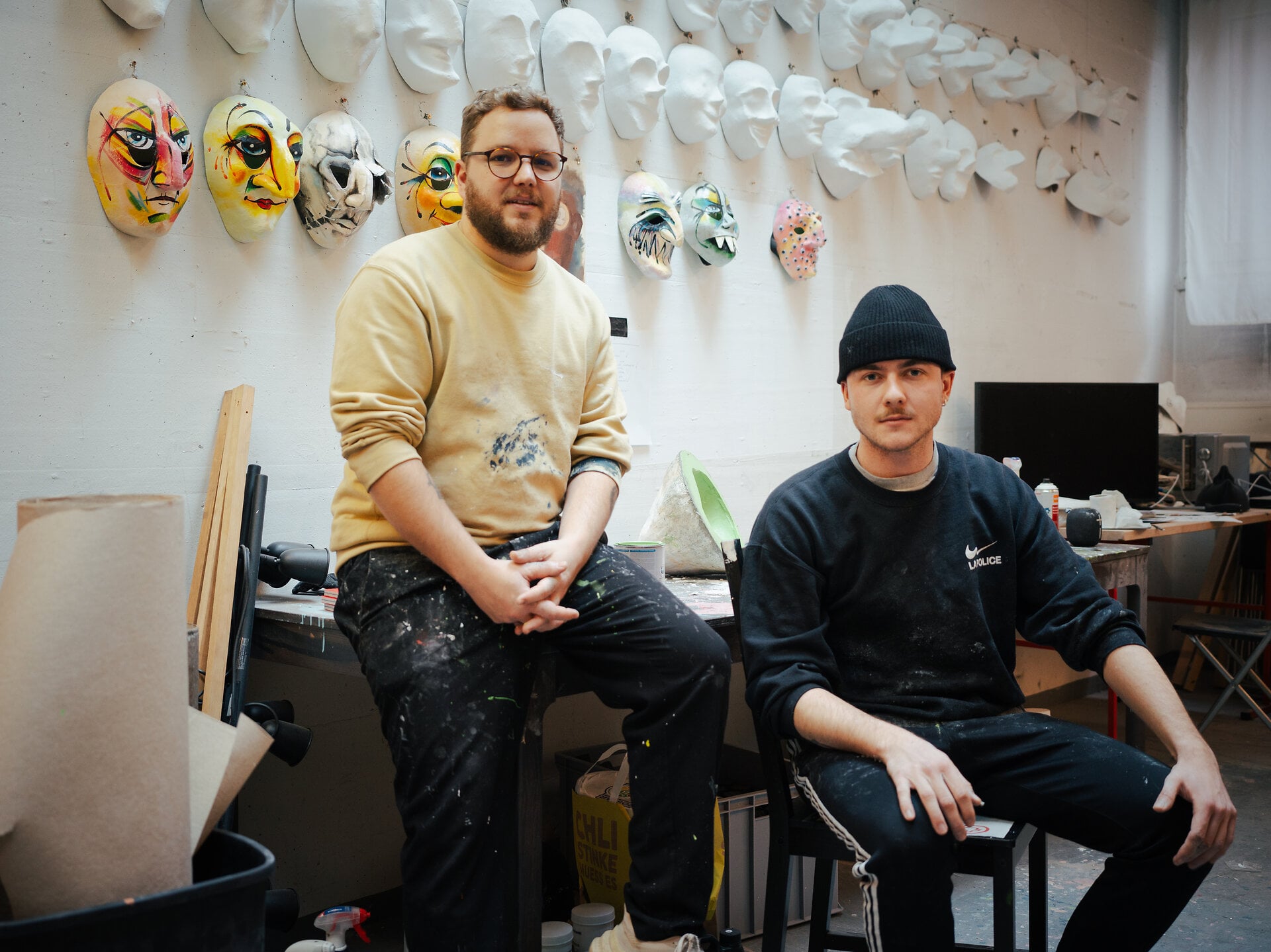Dorian (l.) receives support in his studio from Lenny (r.) and Davide. © Basel Tourismus, Oz Jacob Tabib
