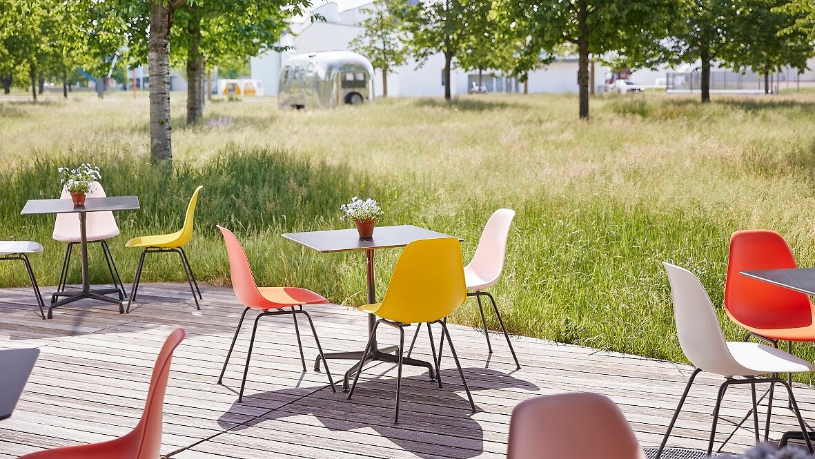 Le VitraHaus Café invite à s’asseoir en terrasse et à profiter du moment. © Vitra
