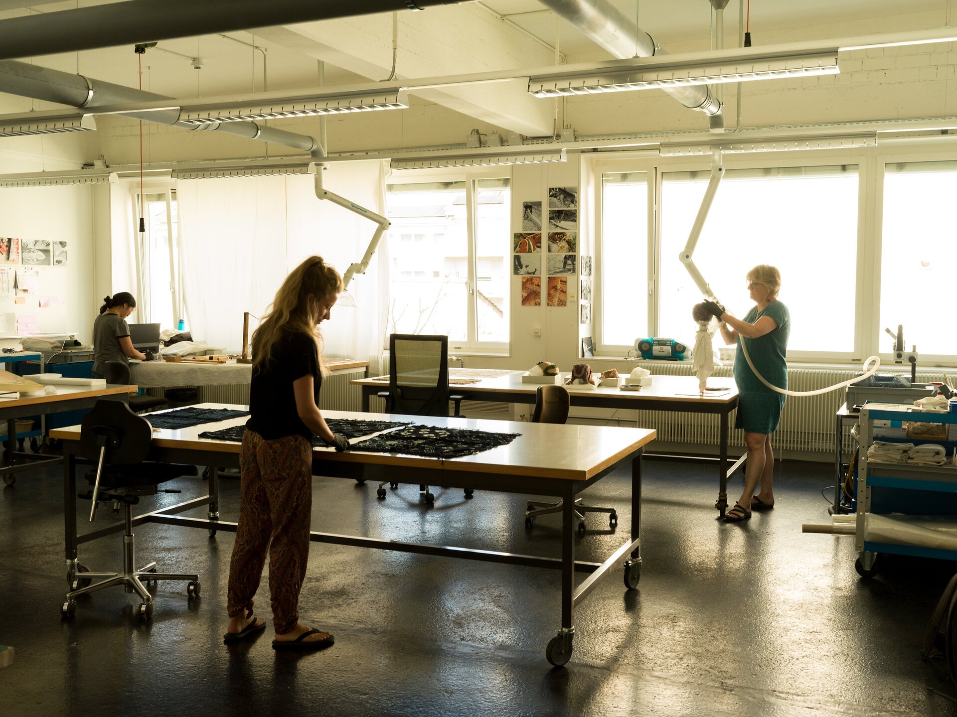 In atelier, gli oggetti vengono esaminati, documentati e preparati per le mostre. © Basel Tourismus, Oz Jacob Tabib