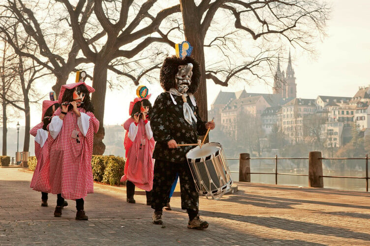 Pfyffer und ein Trommler beim Gässle am Oberen Rheinweg.

Switzerland. get natural. The Basel Carnival - a group of fifes and drum along the banks of the rhine with the Cathedral in the background.Schweiz. ganz natuerlich. Basler Fasnacht. Tambour und Piccolospieler am Rheinufer mit dem Muenster im Hintergrund. Suisse. tout naturellement. Carnaval de Bale. Un groupe avec des piccolos et tambours sur le Rhin, avec la cathedrale en arriere-plan.Copyright by: Switzerland Tourism   By-Line: swiss-image.ch/Christof Sonderegger