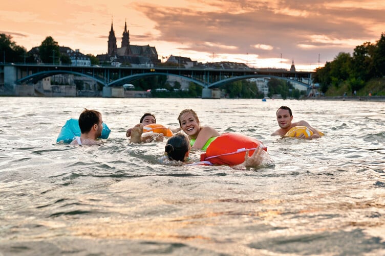 Der Rhein bietet in den Sommermonaten eine willkommene Abkühlung. Besonders, wenn dabei die Kleider trocken bleiben – dank dem «Wickelfisch». Der wasserdichte Schwimmsack hat längst Kultstatus erreicht.
  ///  
In the summer months, the Rhine provides a welcome chance to cool off. What’s more, thanks to the «Wickelfisch», your clothes will stay dry. This waterproof swimbag has achieved cult status.