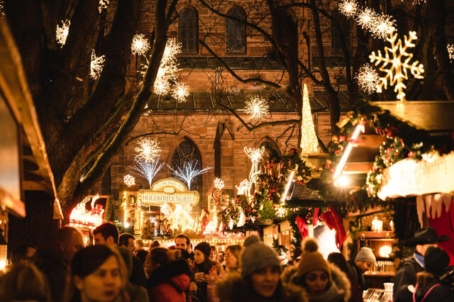 Der Basler Weihnachtsmarkt bietet spannende Entdeckungen und Unterhaltung für Gross und Klein. // The Basel Christmas Market offers exciting discoveries and entertainment for all ages.