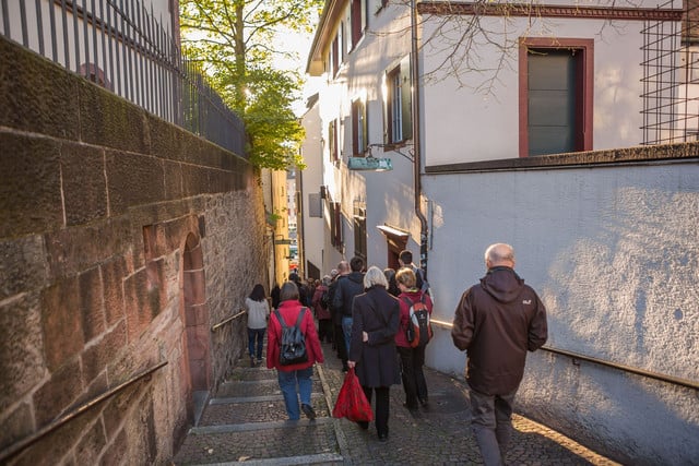 Eine öffentliche Stadtführung durch die Altstadt von Grossbasel.