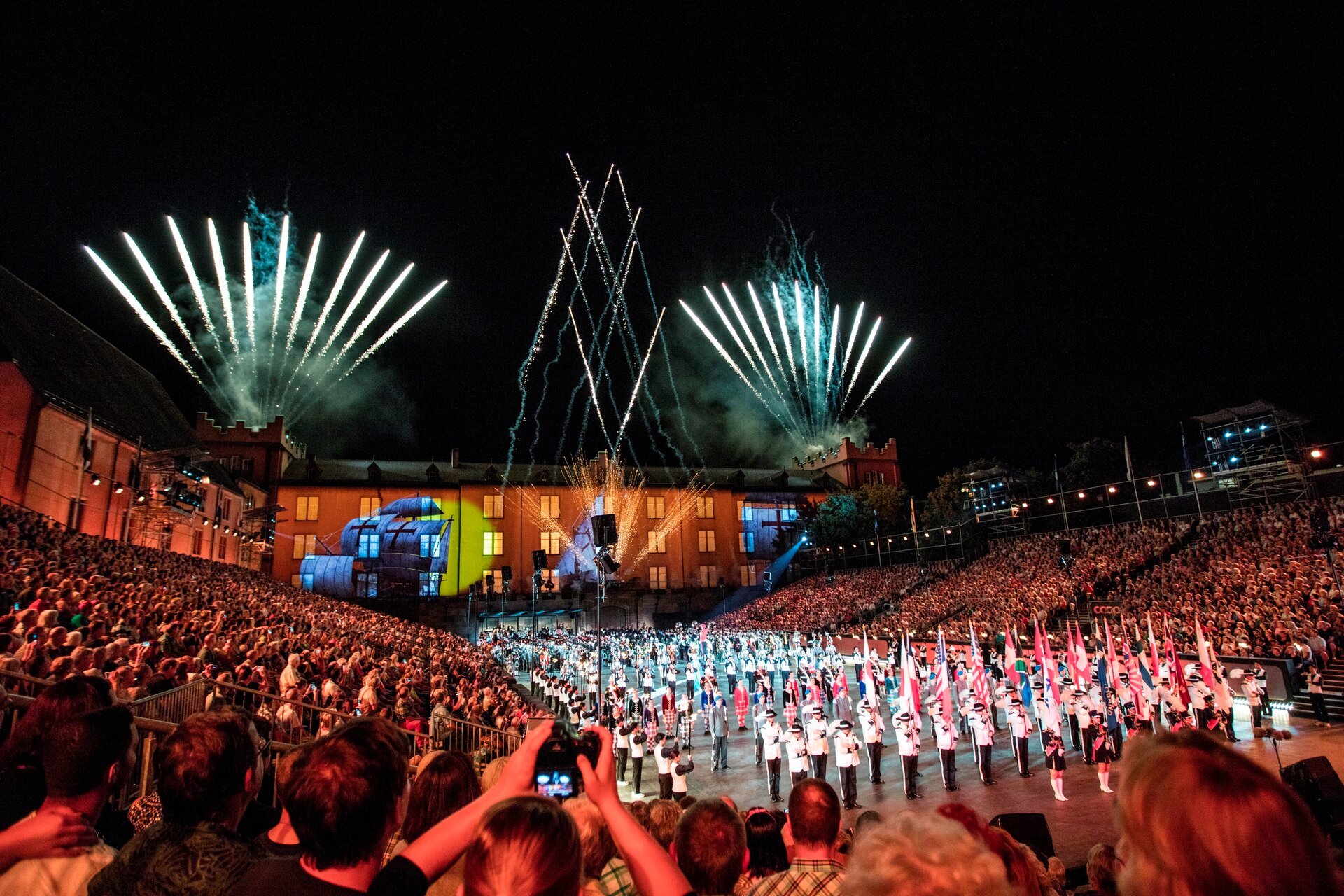 Das Basel Tattoo findet jährlich im Juli in der Kaserne Basel statt.