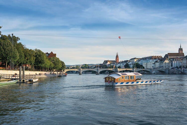 Auf den vier Basler Fähren (hier die Münsterfähre «Leu») lässt sich der Rhein bequem und nur durch die Kraft der Strömung überqueren.
  ///  
The four ferries that cross the river using only the natural power of the river's current connect the larger southern part of the city (Grossbasel) with the northern side of the river (Kleinbasel).