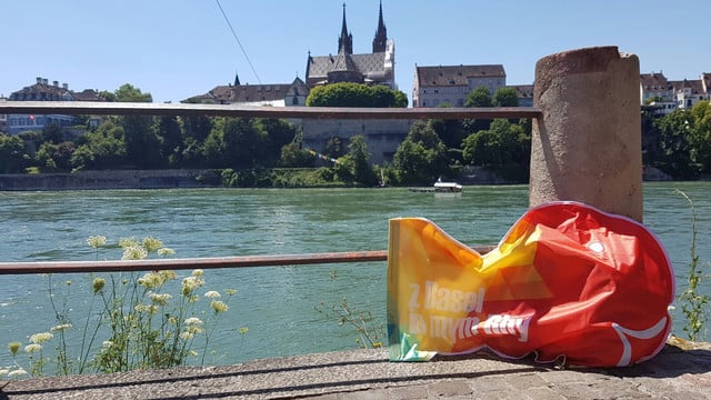 DER WICKELFISCH
– Die wasserdichte Kulttasche –
Der Wickelfisch ist ein wasserdichter Badesack, der es möglich macht beim Schwimmen die Sachen mitzunehmen, ohne dass diese nass werden.