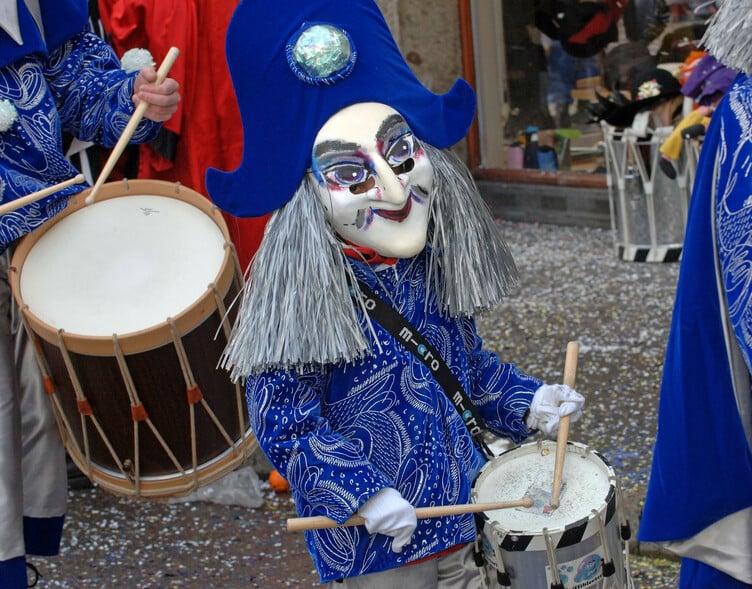 Am Cortège der Basler Fasnacht ziehen die traditionellen Formationen trommelnd und pfeifend durch die Stadt.
  ///  
At Basel Fasnacht, the traditional groups make their way through the city with drums and piccolos.