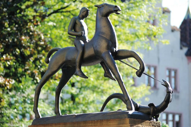 Die Skulptur Ritter Georg von Carl Burckhardt vor dem Gymnasium Leonhard in Grossbasel.