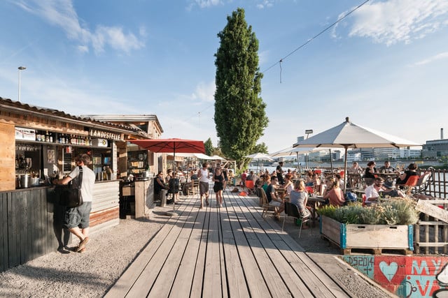 Das Freiluft Restaurant Landestelle am Hafen.