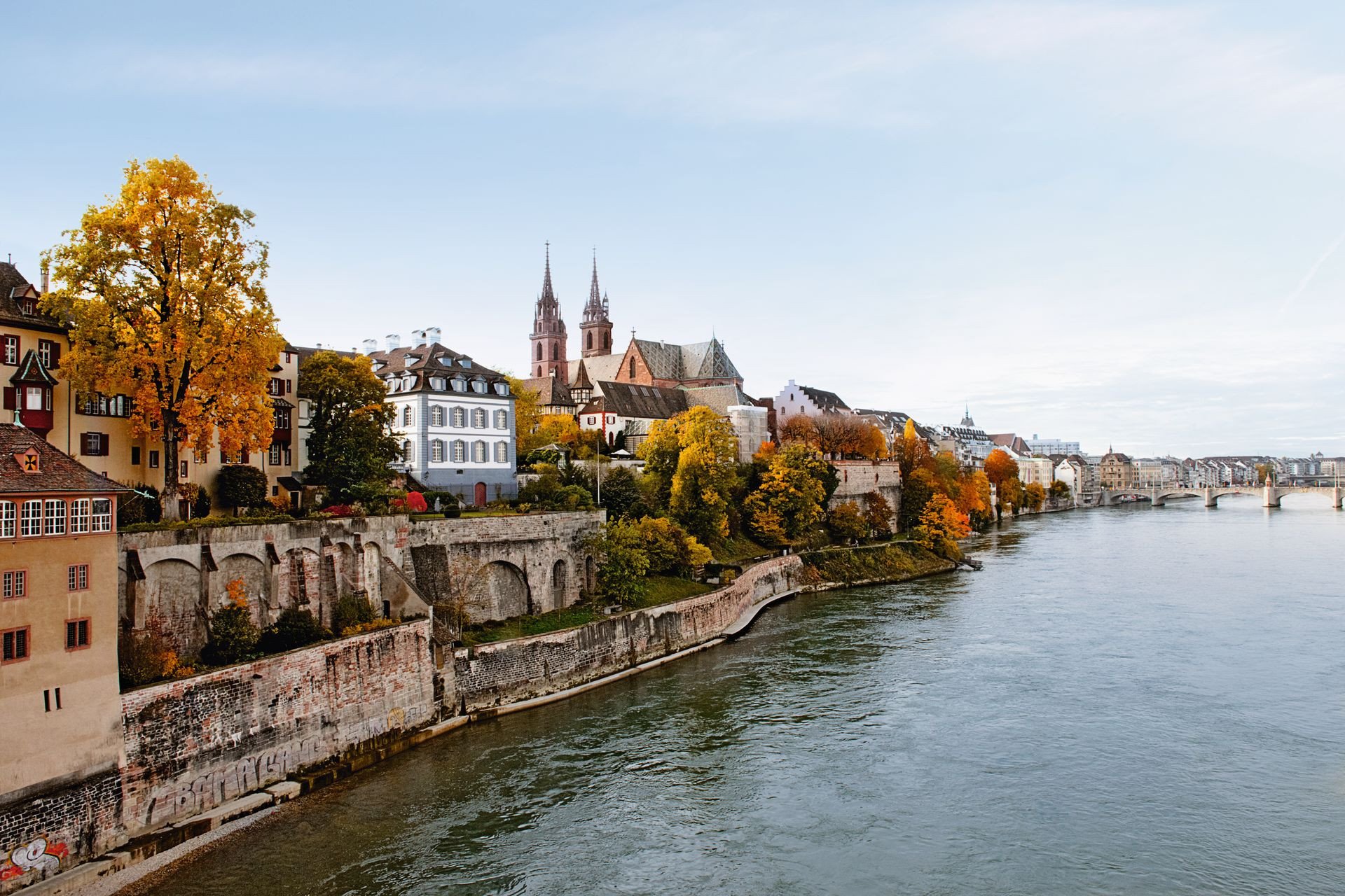 Mit seinen zwei Türmen ist das Münster das Wahrzeichen der Stadt Basel. Die Besteigung eines Turms ist ein unvergessliches Erlebnis. 
  ///  
With two impressive towers, no other building adorns the city-sape of Basel like the cathedral. Climbing the tower is an unforgettable experience.