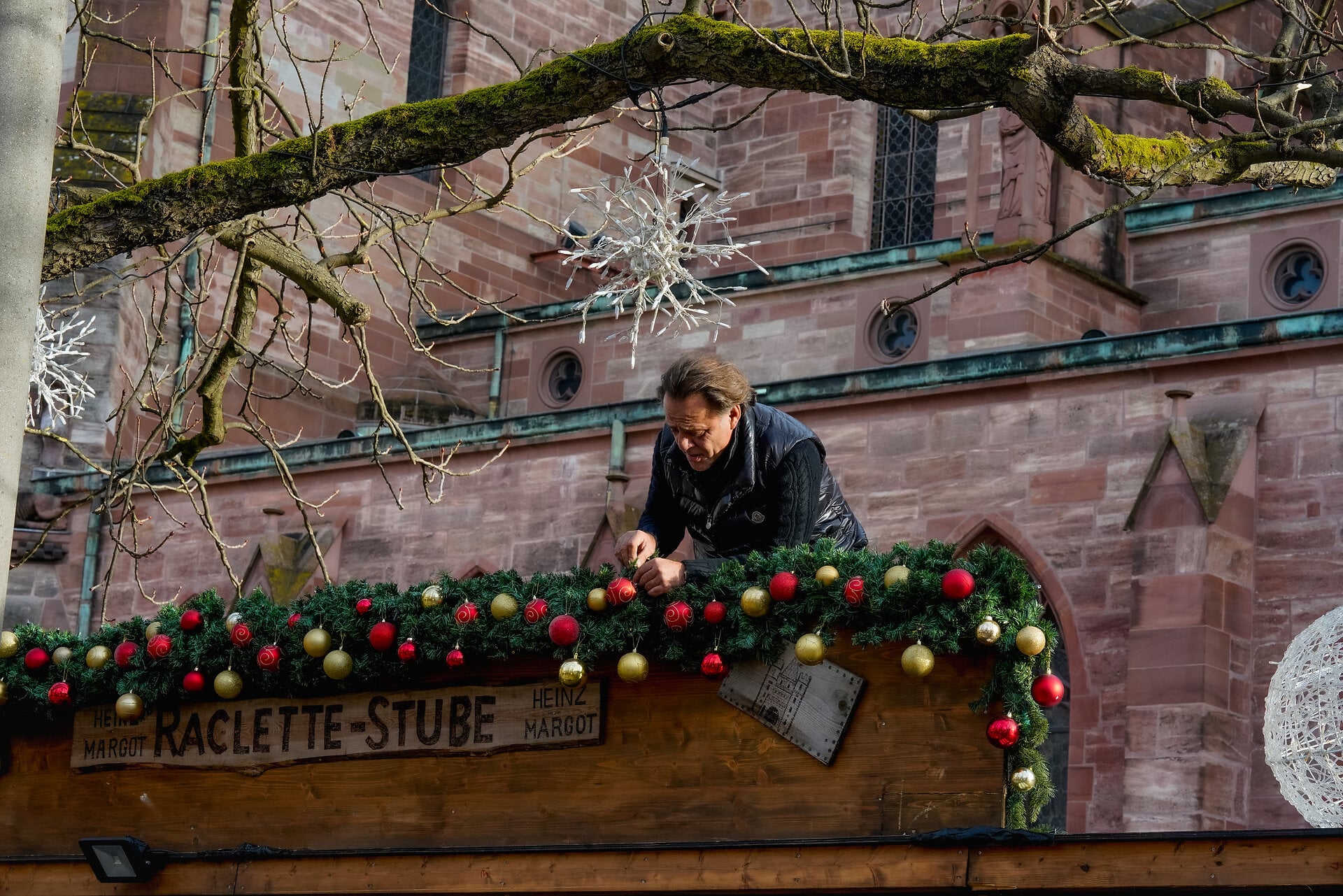 Heinz Margot prepara la sua baita del raclette per il mercatino di Natale sulla Münsterplatz. © Basel Tourismus, Oz Jacob Tabib