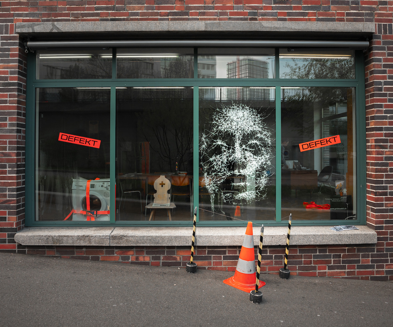 Del vetro in frantumi della galleria Artstübli è responsabile l’artista Simon Berger.