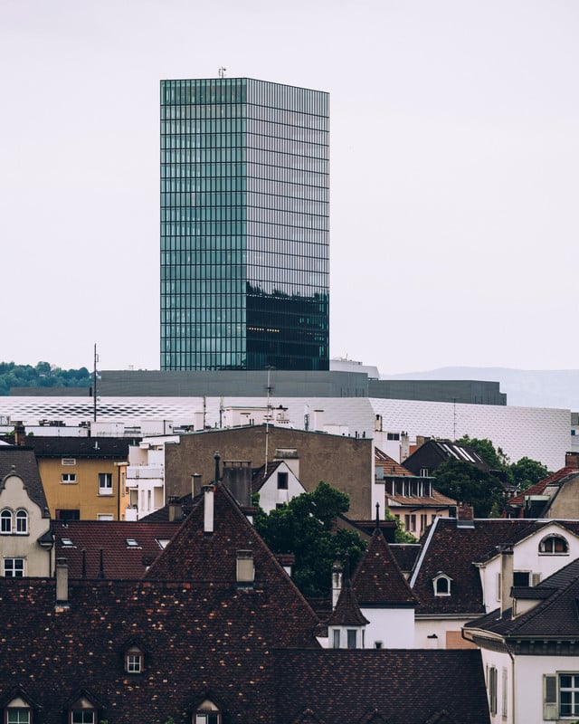 Nebst einem Hotel und Geschäftsräumlichkeiten verschiedener Unternehmen befindet sich im obersten Stockwerk auch die Bar Rouge. Von hier aus hat man einen atemberaubenden Blick auf die Stadt und auf das benachbarte Deutschland und Frankreich. / In addition to a hotel and business premises of various companies, the Bar Rouge is also located on the top floor. From here you have a breathtaking view of the city and of neighbouring Germany and France.