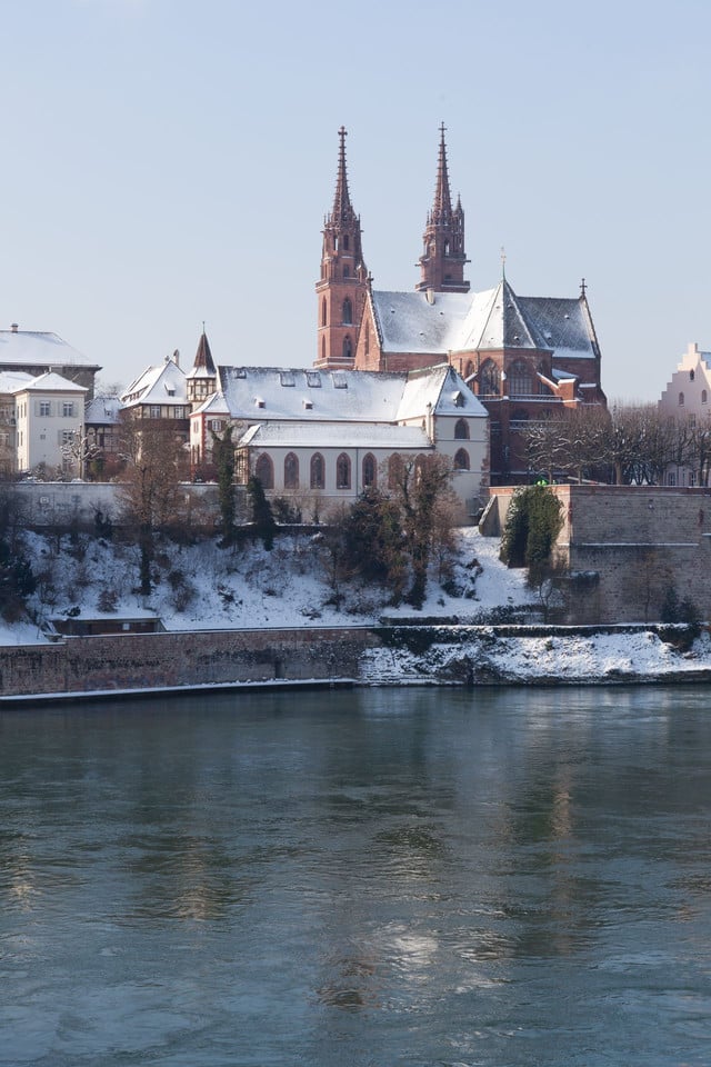 Blick auf das Basler Münster von Kleinbasel aus.