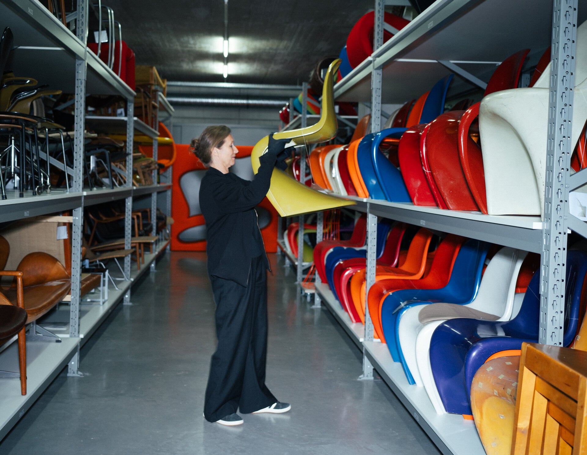 Susanne mit dem Panton Chair. © Basel Tourismus, Oz Jacob Tabib