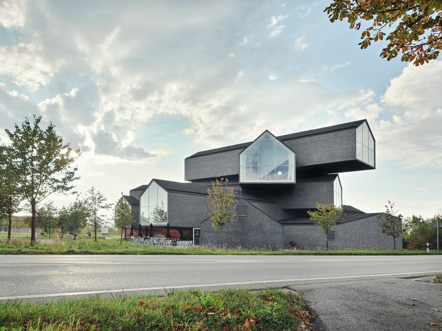 La VitraHaus, conçue par Herzog &amp; de Meuron, est le flagship store de Vitra et abrite la Vitra Home Collection. © Basel Tourismus