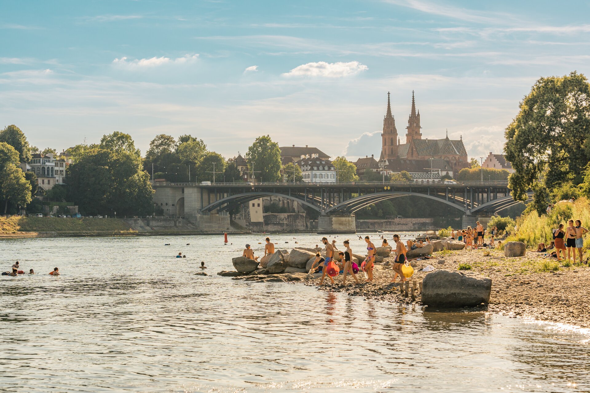 Das Schwimmen im Rhein ist im Sommer der Basler Volkssport Nummer 1.