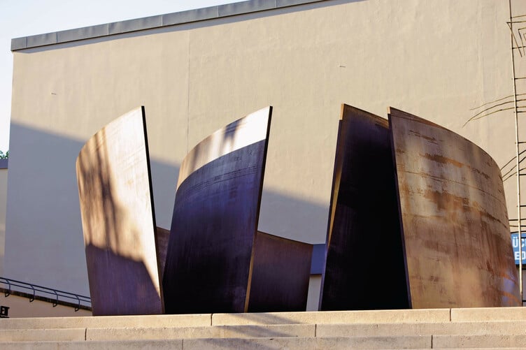 Die Skulptur «Intersection» von Richard Serra auf dem Theaterplatz in Grossbasel.