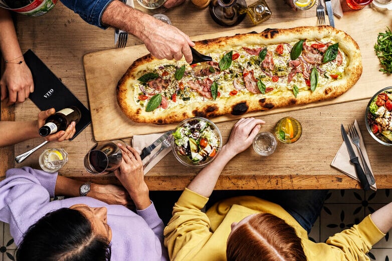 Gutschein Nr. 1: Pizza und Getränk im VITOSchnappt euch im VITO ein Stück der zurzeit angesagtesten Pizza der Stadt und sucht euch ein gemütliches Plätzchen am Rheinbord, wo übrigens auch viele Locals ihren Lunch aus dem unverkennbaren schwarzen Pizzakarton essen.