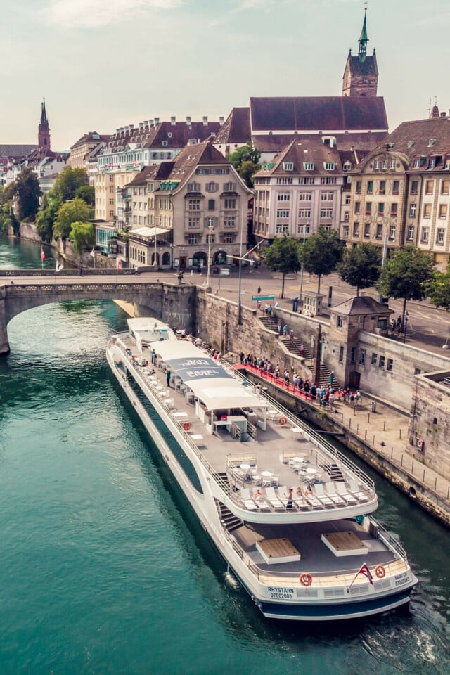 Das Personenschiff der Basler Personenschifffahrt (BPG)  bietet neben Schleusenfahrten auch romantische Rhein-Erlebnisse am Abend – Dinner und Sonnenuntergang inklusive. 