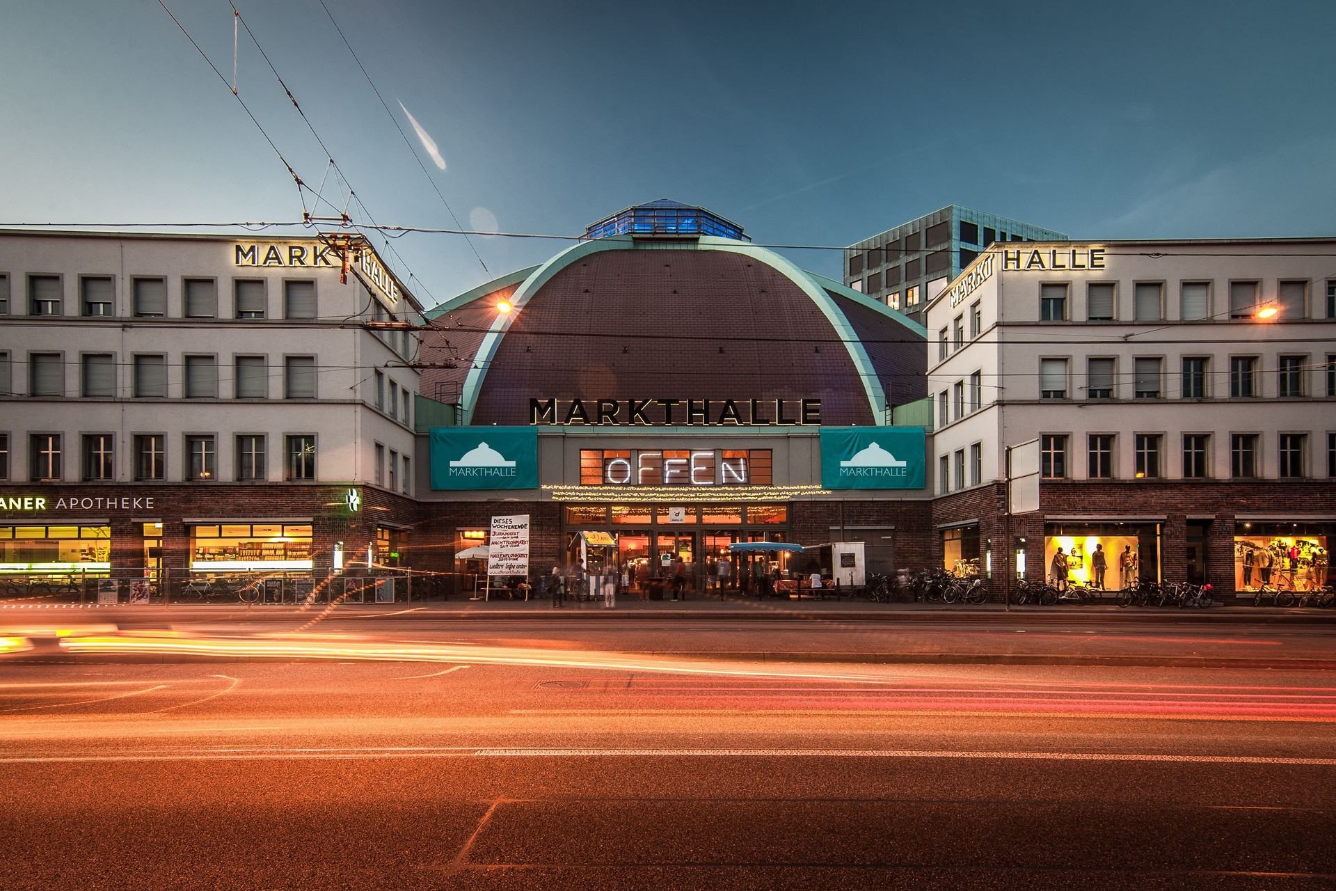 Aussenansicht der Markthalle Basel bei Nacht © Markthalle Basel