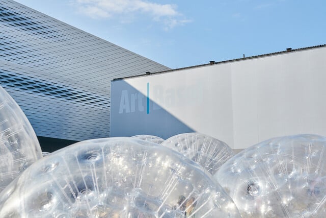 Grosse durchsichtige Bälle des britischen Künstlers Monster Chetwynd während der Art Basel 2021 auf dem Messeplatz.