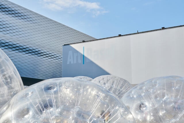 Grosse durchsichtige Bälle des britischen Künstlers Monster Chetwynd während der Art Basel 2021 auf dem Messeplatz.

Large transparent balls by the British artist Monster Chetwynd during Art Basel 2021 on the exhibition square.

Grandes boules transparentes de l'artiste britannique Monster Chetwynd pendant Art Basel 2021 sur la place de la foire.

Grandi sfere trasparenti dell'artista britannico Monster Chetwynd durante Art Basel 2021 sulla piazza espositiva.

Grandes bolas transparentes del artista británico Monster Chetwynd durante Art Basel 2021 en la plaza de la exposición.