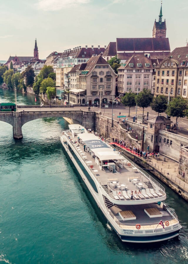Das Personenschiff der Basler Personenschifffahrt (BPG)  bietet neben Schleusenfahrten auch romantische Rhein-Erlebnisse am Abend – Dinner und Sonnenuntergang inklusive. 