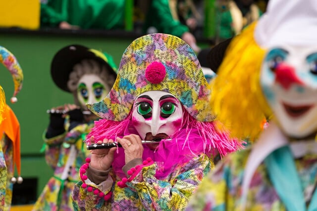 Am Cortège der Basler Fasnacht ziehen die traditionellen Formationen trommelnd und pfeifend durch die Stadt.
  ///  
At Basel Fasnacht, the traditional groups make their way through the city with drums and piccolos.