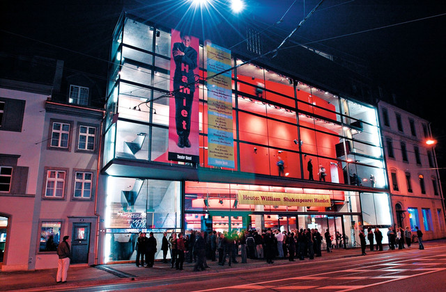 Das Schauspielhaus zählt zu den Spielstätten des Theater Basel, dem grössten Dreispartenhaus der Schweiz.
  ///  
The Schauspielhaus is one of the venues of Theater Basel, Switzerland’s biggest multipurpose theatre.