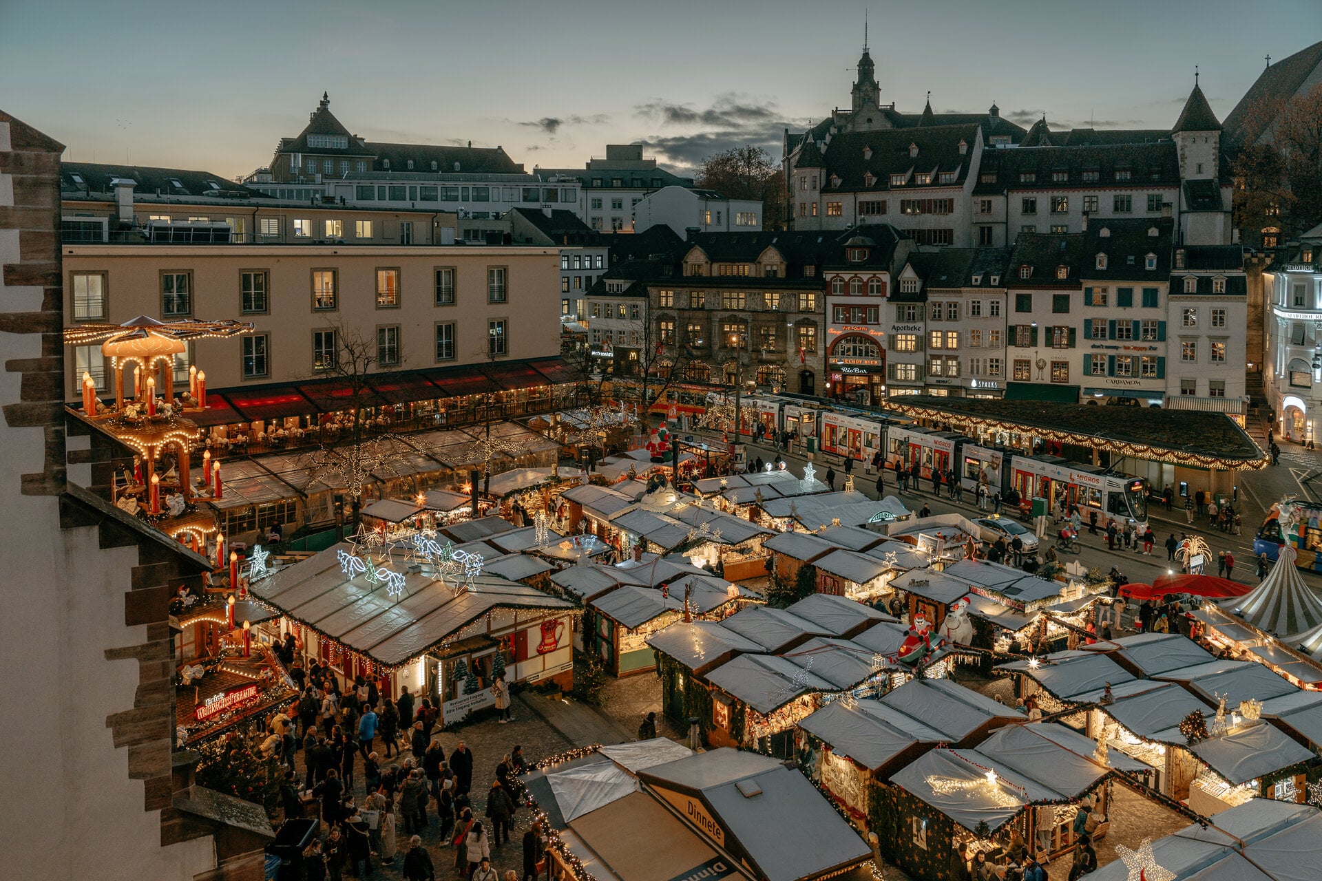 Anche il mercatino di Natale sulla Barfüsserplatz entusiasma i visitatori. © Basel Tourismus