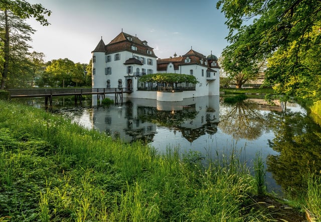 Das Wasserschloss in Bottmingen.
Schweiz. ganz natuerlich.Das Schloss Bottmingen aus dem 13. Jahrhundert gehoert zu den wenigen erhaltenen Wasserschloessern der Schweiz.Switzerland. get natural. Castle Bottmingen from the 13th century is one of the few remaining water castles in Switzerland.Suisse. tout naturellement. Chateau Bottmingen du 13eme siecle est l'un des quelques chateaux d'eau restants en Suisse.Copyright by: Switzerland Tourism - By-Line: swiss-image.ch/Jan Geerk