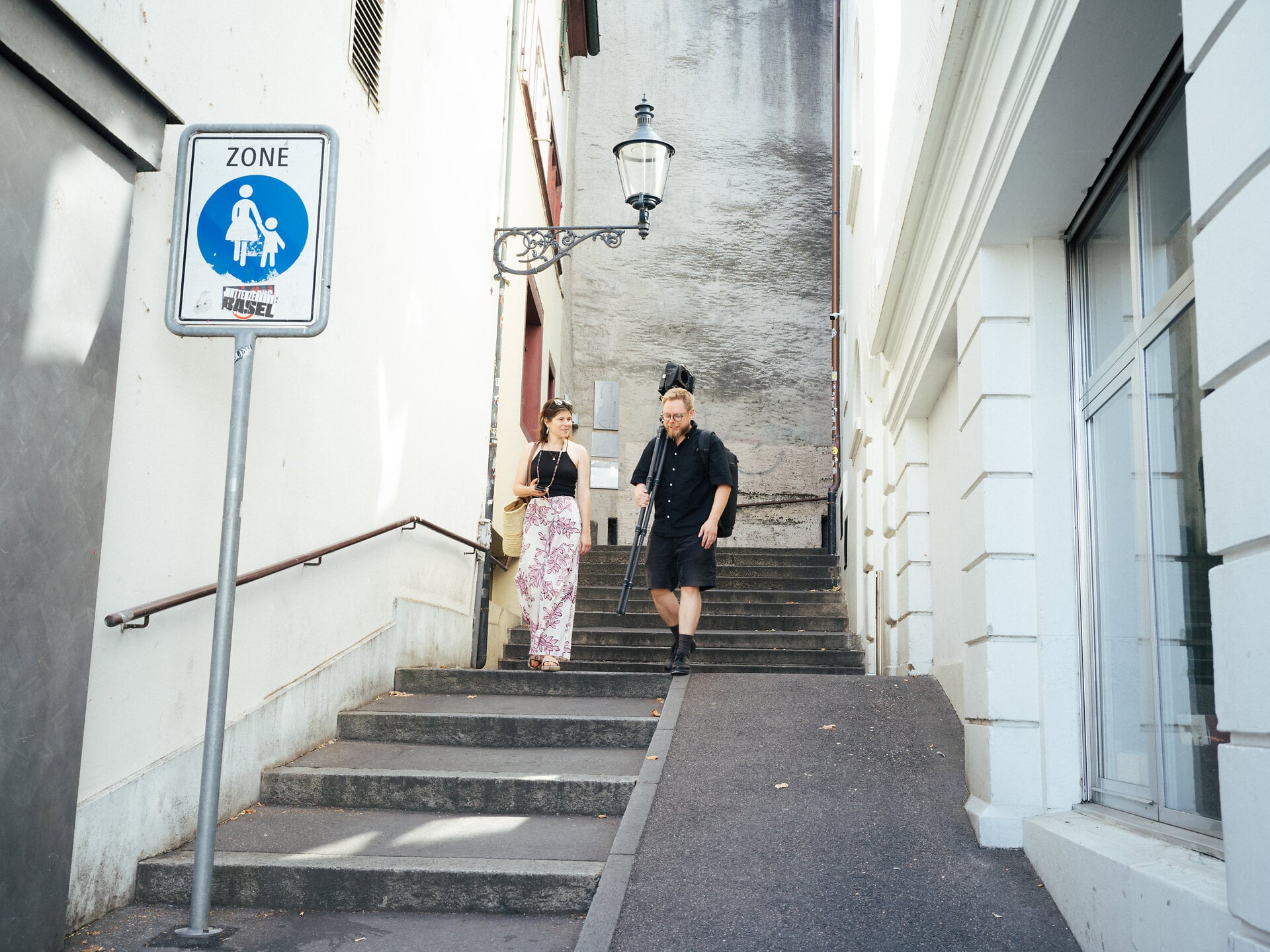 Bei einem Architekturrundgang zeigt Piotr der Journalistin Valérie Ziegler Basel aus seiner Perspektive. © Basel Tourismus, Oz Jacob Tabib