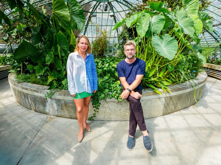 Sophie und Samuel im Botanischen Garten der Universität Basel.