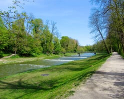 Abschnitt des Wiesenwegs neben dem Fluss Wiese