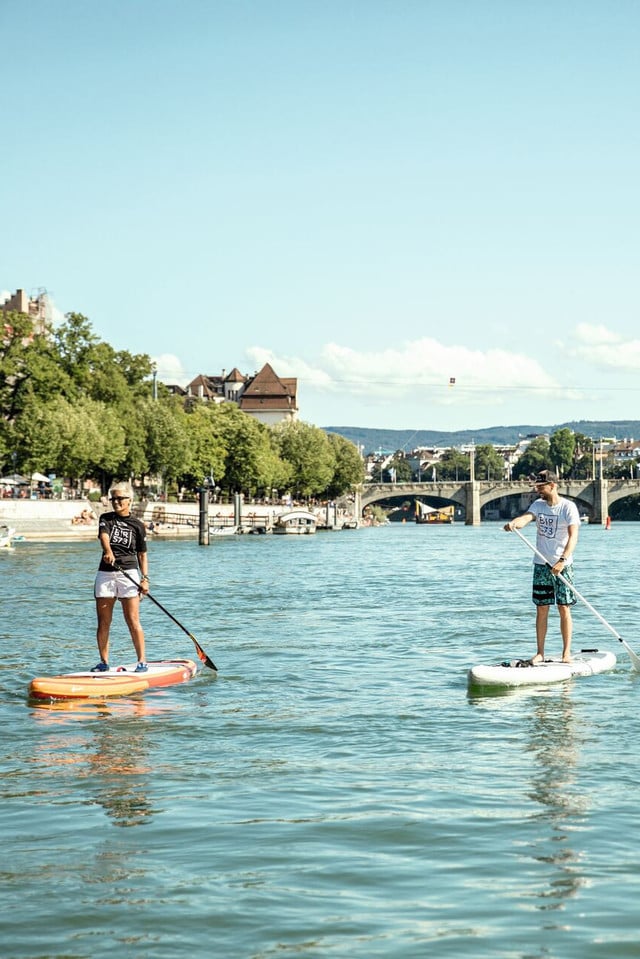 Stand Up Paddling auf dem Rhein in Basel.