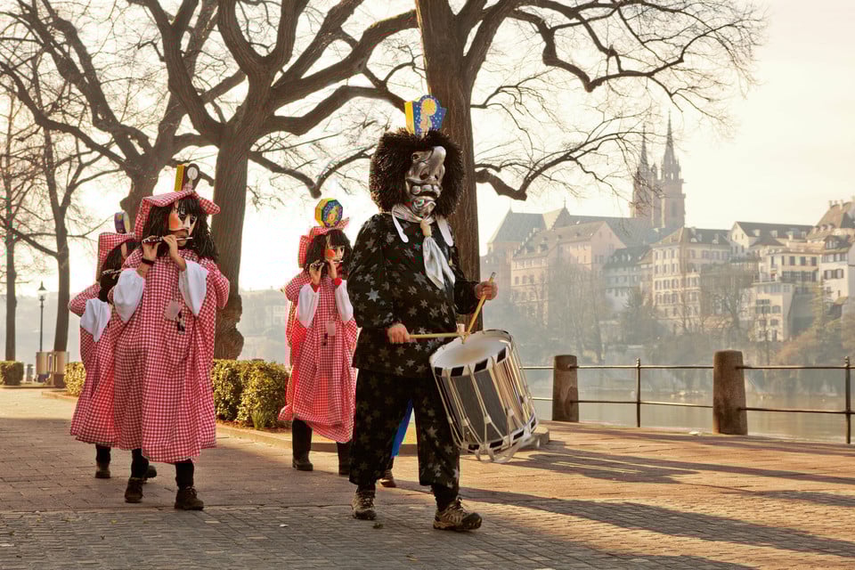 Pfyffer und ein Trommler beim Gässle am Oberen Rheinweg.
Switzerland. get natural. The Basel Carnival - a group of fifes and drum along the banks of the rhine with the Cathedral in the background.Schweiz. ganz natuerlich. Basler Fasnacht. Tambour und Piccolospieler am Rheinufer mit dem Muenster im Hintergrund. Suisse. tout naturellement. Carnaval de Bale. Un groupe avec des piccolos et tambours sur le Rhin, avec la cathedrale en arriere-plan.Copyright by: Switzerland Tourism By-Line: swiss-image.ch/Christof Sonderegger